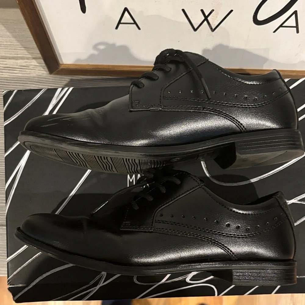 Max and Jake Black kids Dress Shoes size 4